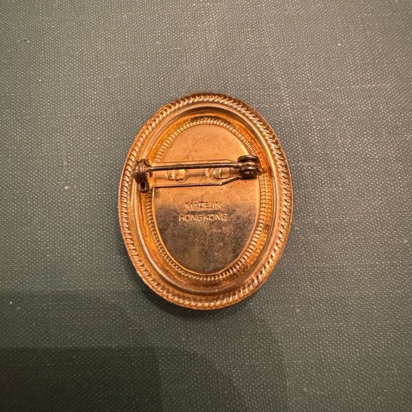 Vintage Victorian Gold Tone Pink & White Cameo Brooch - Picture 4 of 5